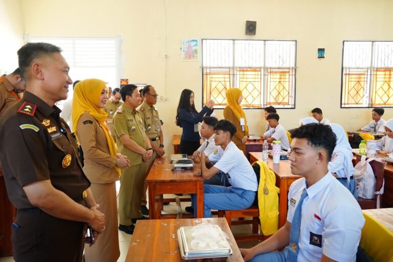 Hari Pertama Sekolah, Gubernur Lampung Bersama Kajati Turun Langsung Pastikan Makan Bergizi Gratis Berjalan Optimal