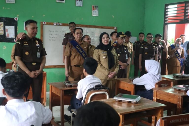 “Kajati Lampung dan Wali Kota Eva Dwiana Tinjau Program Makan Bergizi Gratis, Pastikan Distribusi dan Kualitas Sesuai Standar”