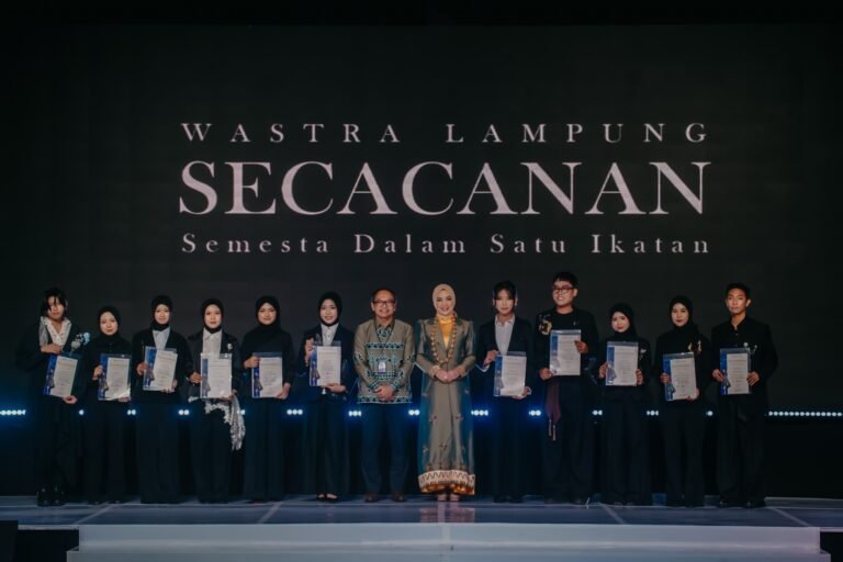 Ketua Dekranasda Provinsi Lampung Tampil di Catwalk, Tegaskan Dukungan bagi Kebangkitan Industri Kreatif Daerah