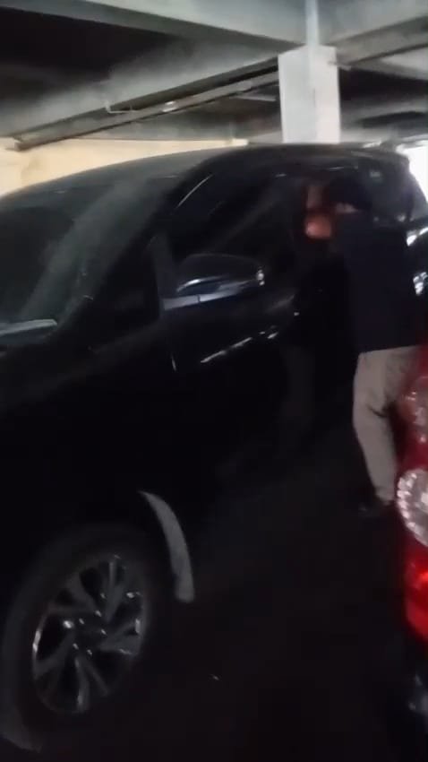 Diduga aksi koboi mobil ngebut mundur dan maju nabrak portal di parkiran bawah pasar inpres Muara Enim