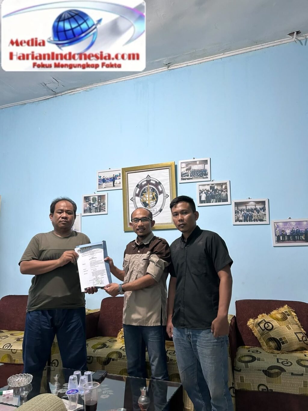 Seno Aji Serahkan SK Badan Pengurus DPD KAMPUD Way Kanan Kepada Jon Hendra