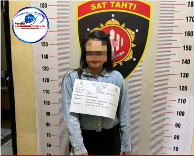 Tim Drugs Wolfa Satresnarkoba Polres Toba menangkap seorang wanita yang diduga mengedarkan narkotika jenis ekstasi di wilayah Kabupaten Toba. Pelaku ditangkap setelah polisi melakukan operasi pembelian terselubung atau undercover buy.