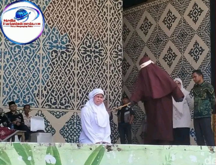 Sepasang pria dan wanita tanpa ikatan pernikahan di Banda Aceh menjalani hukuman cambuk di depan umum setelah dinyatakan bersalah melakukan ikhtilat atau bermesraan saat siaran langsung di TikTok.