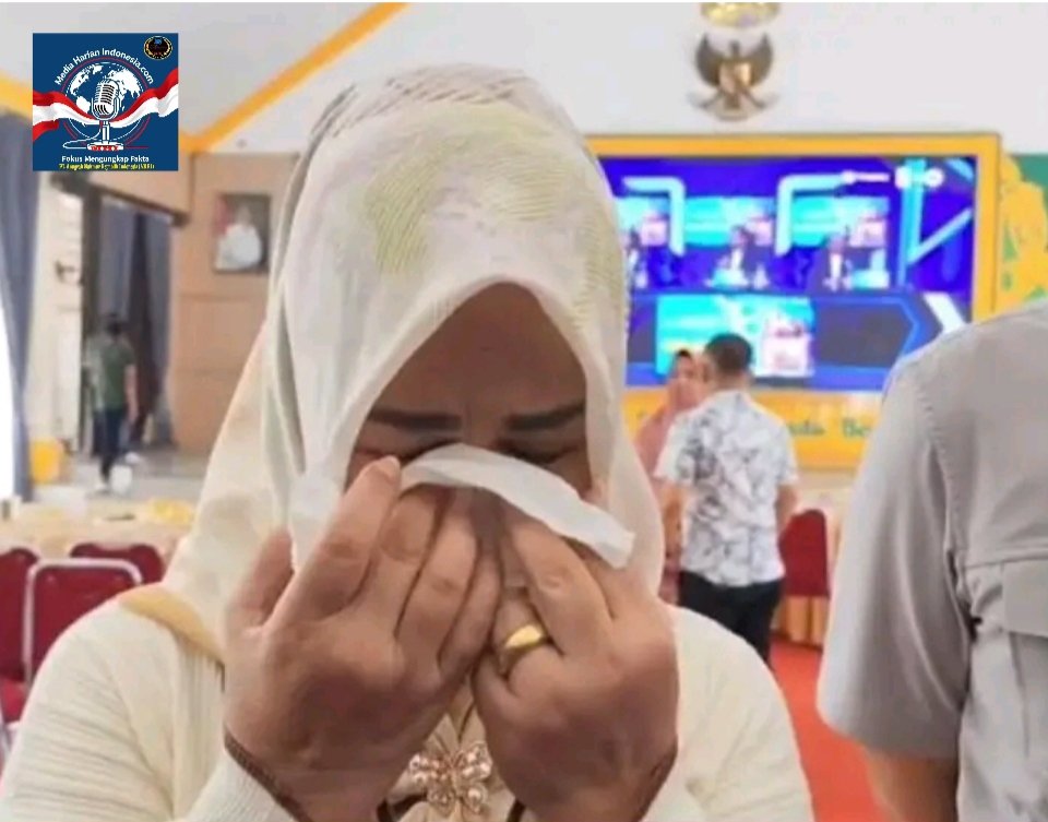 Wakil Bupati Langkat, Tiorita Br Surbakti, menangis saat dimintai tanggapan terkait penangkapan Bupati Langkat, Syah Afandin alias Ondim, oleh Komisi Pemberantasan Korupsi.
