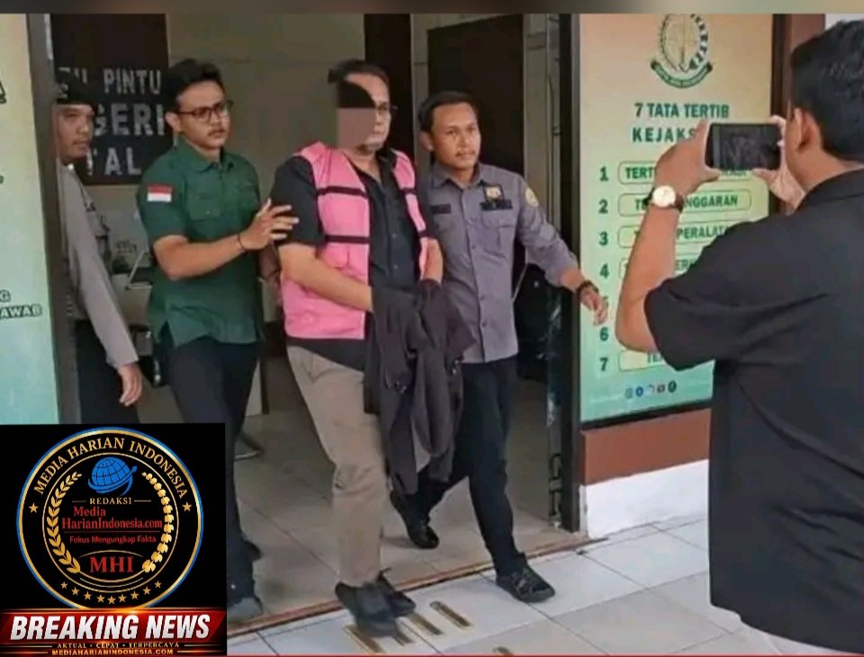 Kejaksaan Negeri (Kejari) Mandailing Natal menahan mantan Pelaksana Tugas (Plt) Kepala Dinas Pemberdayaan Masyarakat Dan Desa (PMD) Kabupaten Mandailing Natal Berinisial AML Terkait dugaan tindak Pidana korupsi Program Smart Village yang Bersumber dari Dana Desa Tahun Anggaran 2023.