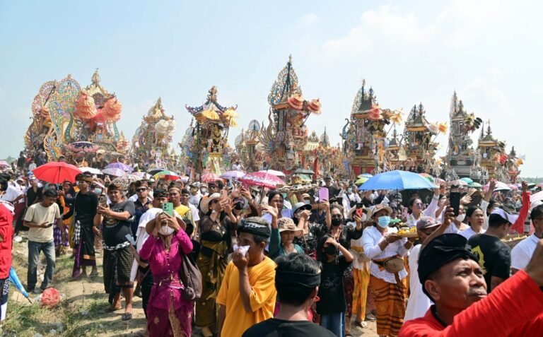 Bukan di Bali, Ngaben Massal Balinuraga Memikat Turis Italia dan Puluhan Ribu Pengunjung