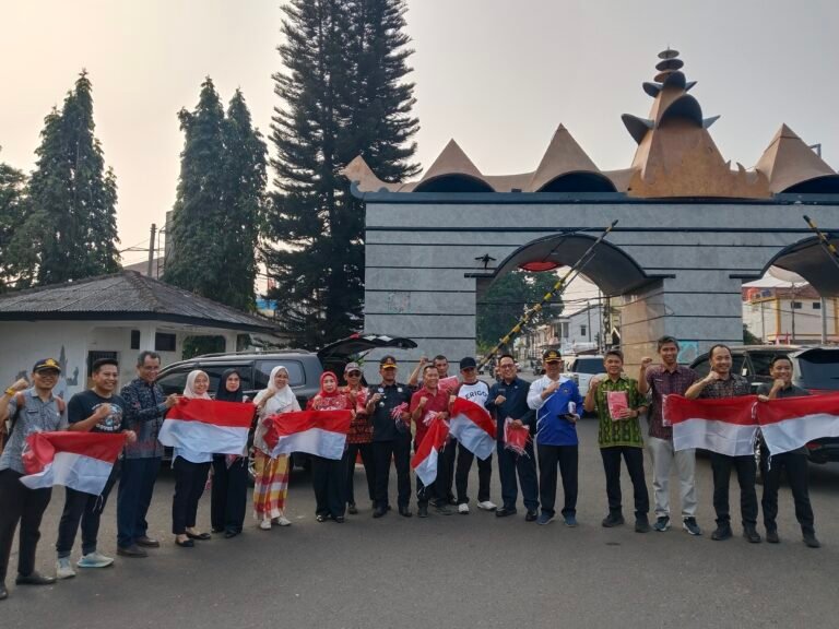 Pemprov Lampung Dorong Nasionalisme Lewat Gerakan Pembagian Bendera Merah Putih