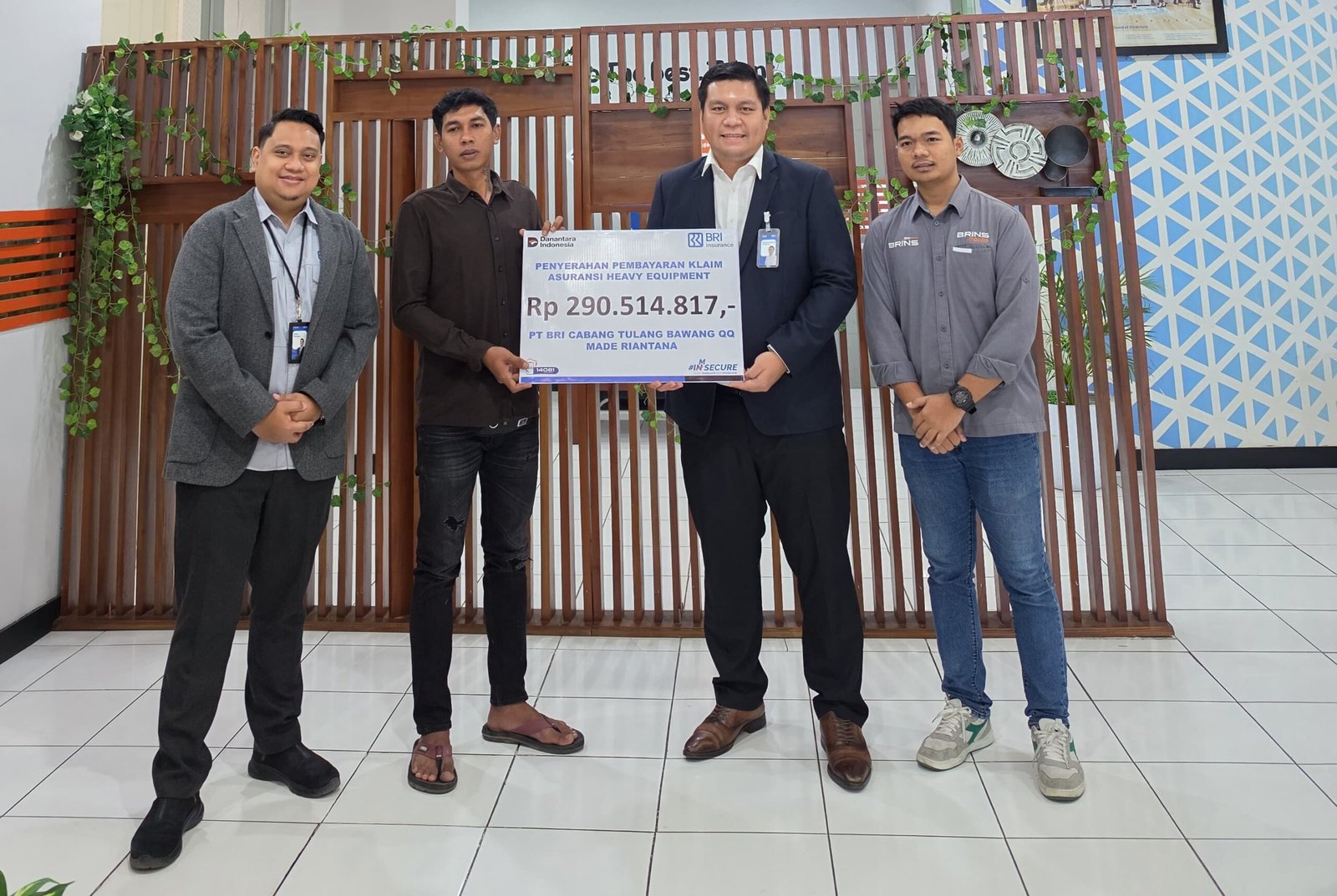 BRI dan BRI Insurance Serahkan Klaim Asuransi Alat Berat Rp290,5 Juta kepada Nasabah BRI Tulang Bawang
