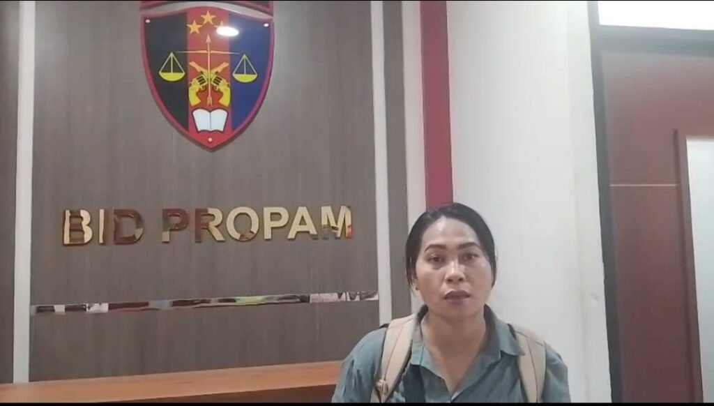 PEREMPUAN DATANGI BID PROPAM POLDA RIAUDidampingi Sariaman Situmorang, Sampaikan Pernyataan di Depan Kamera