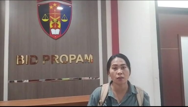 PEREMPUAN DATANGI BID PROPAM POLDA RIAUDidampingi Sariaman Situmorang, Sampaikan Pernyataan di Depan Kamera