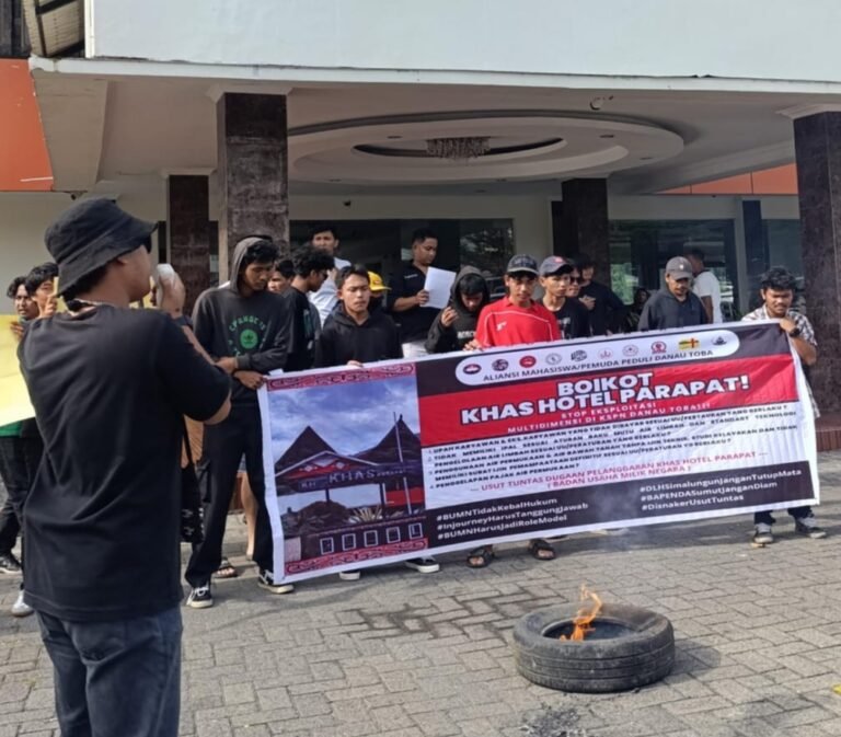 Aksi AMPDT Memanas, Ban Dibakar di Depan Hotel Khas Parapat, Transparansi IPAL Jadi Sorotan