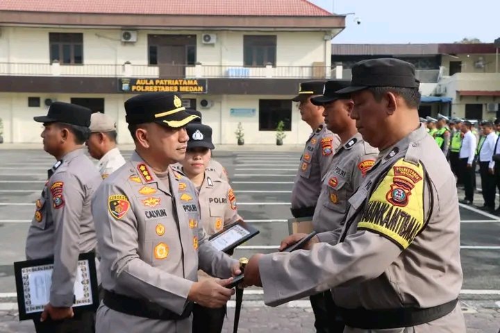 15 Personel Terima Penghargaan Kapolrestabes Medan: Pencegahan Lebih Manusiawi Daripada Penindakan