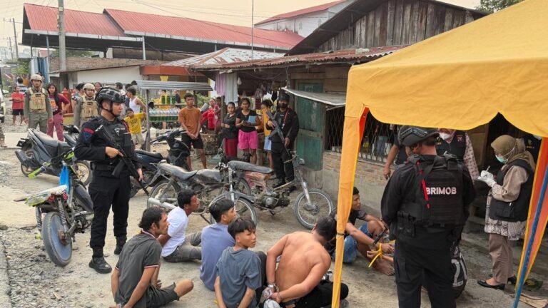Brimob Sumut Perkuat Personel Bersama Polres Sergai dalam Operasi Sarang Narkoba, 12 Orang Diamankan