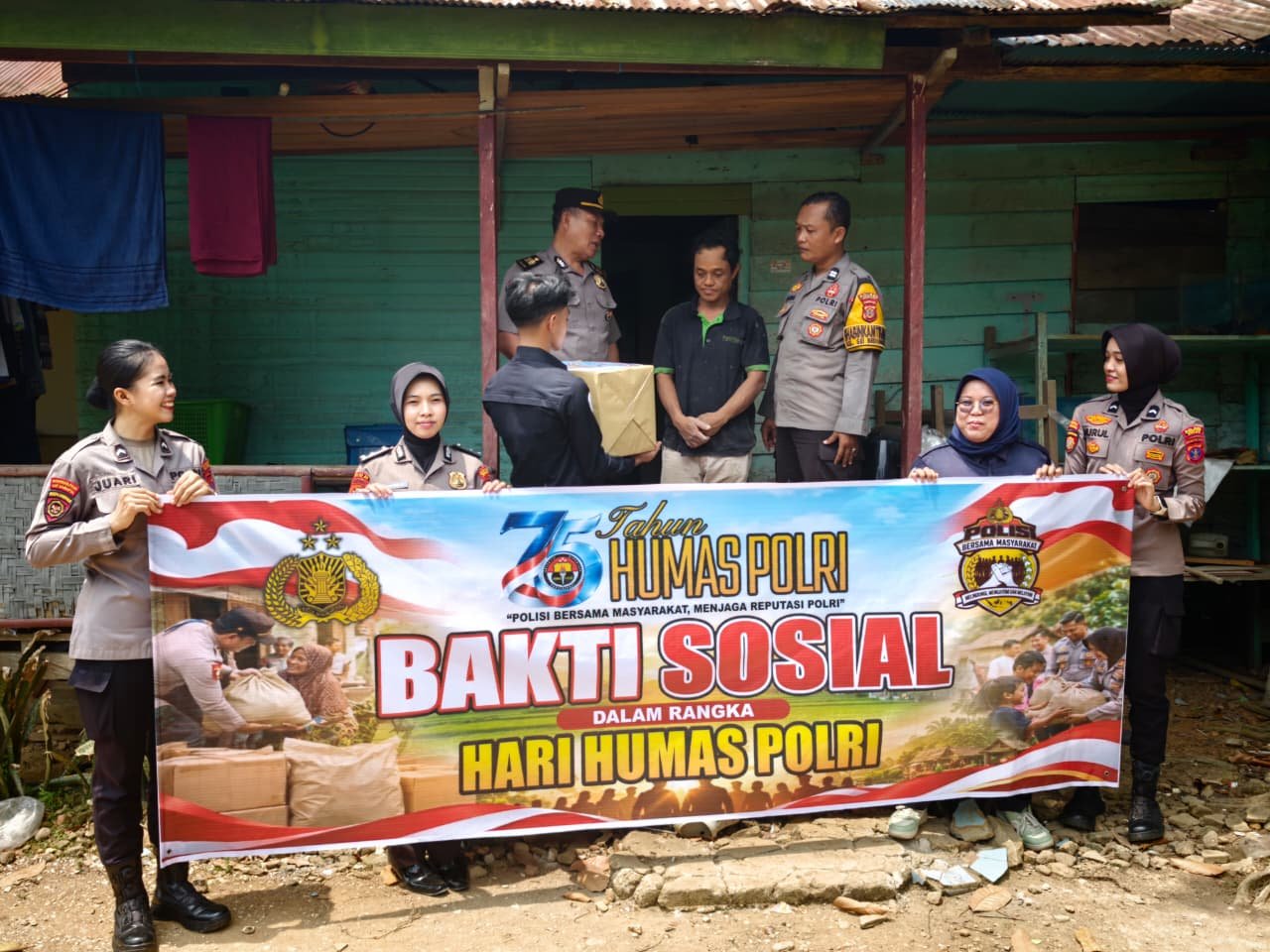 HUT ke-75 Humas Polri, Polres Berau Salurkan Sembako untuk Masyarakat yang Membutuhkan