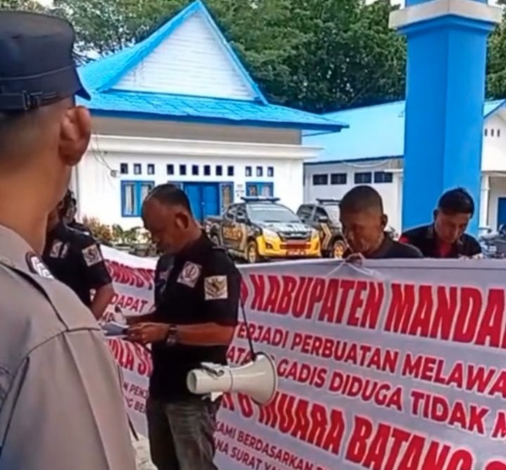 KADIS PENDIDIKAN KAB. MADINA DAN KEPALA SMP NEGERI 6 MUARA BATANG GADIS TAK SANGGUP BERIKAN PENJELASAN