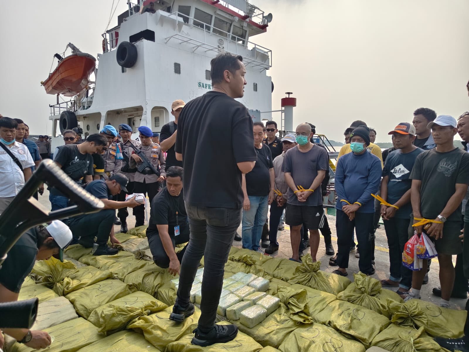 Detasemen Gegana Brimob Polda Sumut Backup Bareskrim Polri dan BNN Amankan 8 Tersangka dan 48 Karung Barang Bukti Kapal Global 168 di Belawan