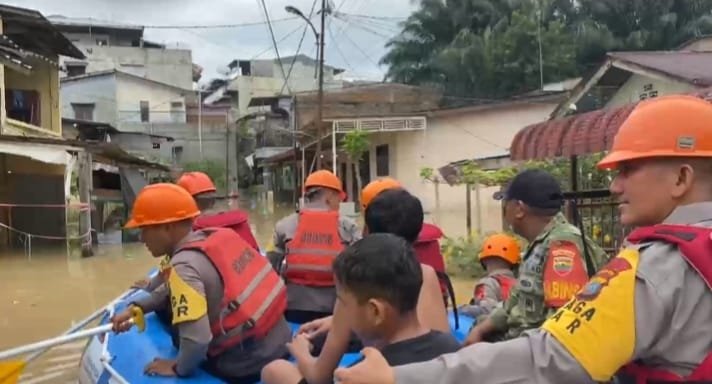 Tim SAR Brimob Polda Sumut Evakuasi Warga Terdampak Banjir di Jalan Brigjen Katamso Medan