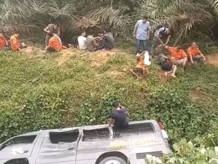 Mobil Tahanan Polres Labuhanbatu Tabrakan dengan Tronton, Sejumlah Penumpang Terluka